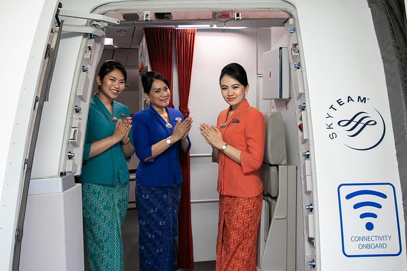 GA875便のパイロットやCA（客室乗務員）はとてもフレンドリーで親切。乗客たちが手を振ると、パイロットも手を振り返してくれた。CAの制服は民族衣装「サロンケバヤ」をモチーフにしたデザイン。一般の女性CAは「ピーコックブルー」と「オレンジ」の2種、女性パーサーは「ブルー」、ファーストクラス担当は「パープル」の制服を着用している