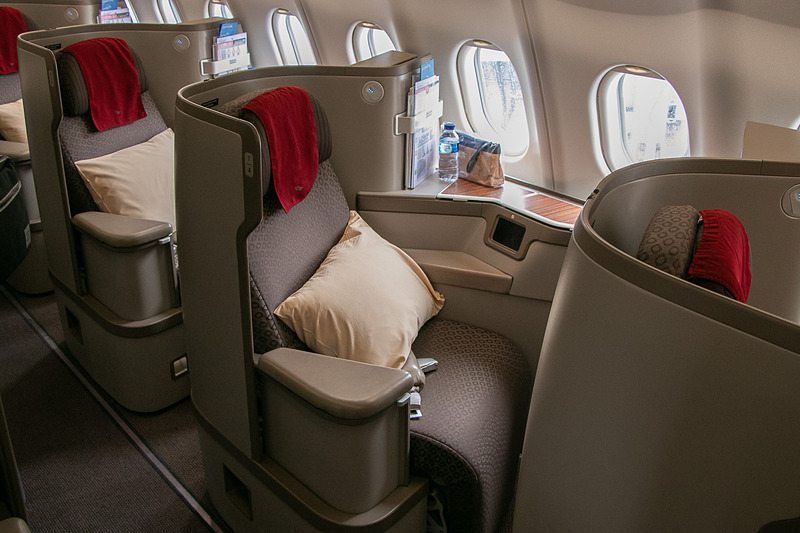 ビジネスクラスシートは1-2-1配置の全24席（エアバス A330-300型機の一部で採用している「スーパーダイヤモンドシート」仕様）