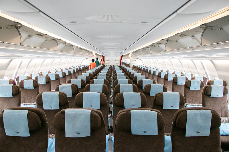記者が搭乗したエアバス A330-300型機は全287席。エコノミークラスのシートは2-4-2配置の263席