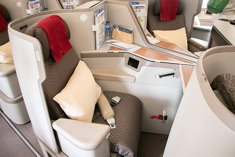 座席幅は約61cm、シートピッチは約208cmあり180度のフルフラットになる
