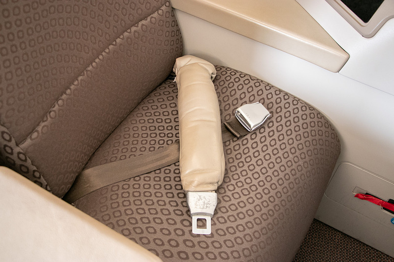 座席幅は約61cm、シートピッチは約208cmあり180度のフルフラットになる