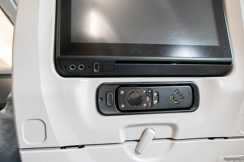 エコノミークラスのシートモニターはタッチパネル式で感覚的に操作できる。もちろんリモコンでの操作も可能。充電用のUSBポートも備えている