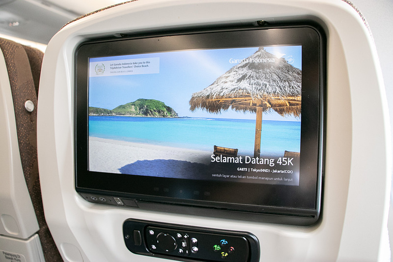 エコノミークラスのシートモニターはタッチパネル式で感覚的に操作できる。もちろんリモコンでの操作も可能。充電用のUSBポートも備えている