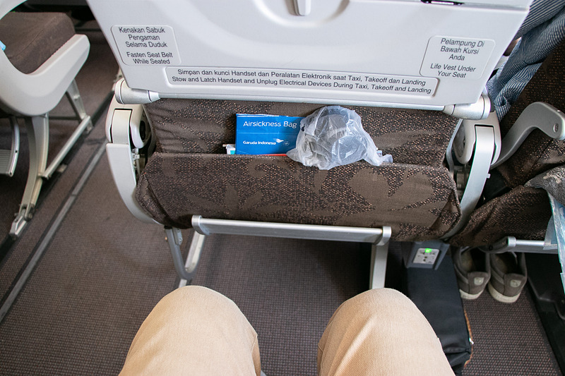 エコノミークラスのシートピッチは約86cm。身長176cmの記者が座ってみたところ、足元のスペースには拳2個分ほどのスペースがある