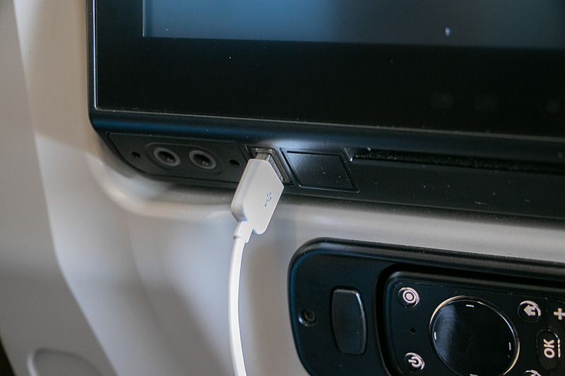 エコノミークラスのシートモニターはタッチパネル式で感覚的に操作できる。もちろんリモコンでの操作も可能。充電用のUSBポートも備えている