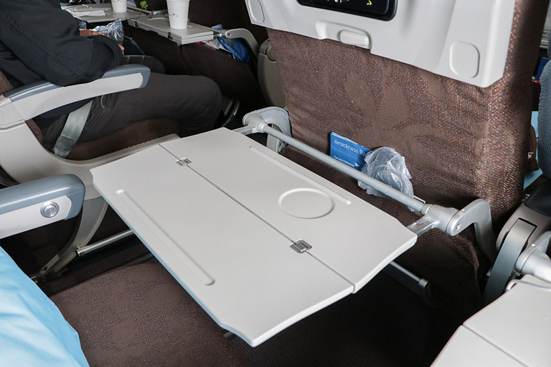 シートテーブルは二つ折りなので飲み物だけのとき、食事のときと用途に合わせて調整できる