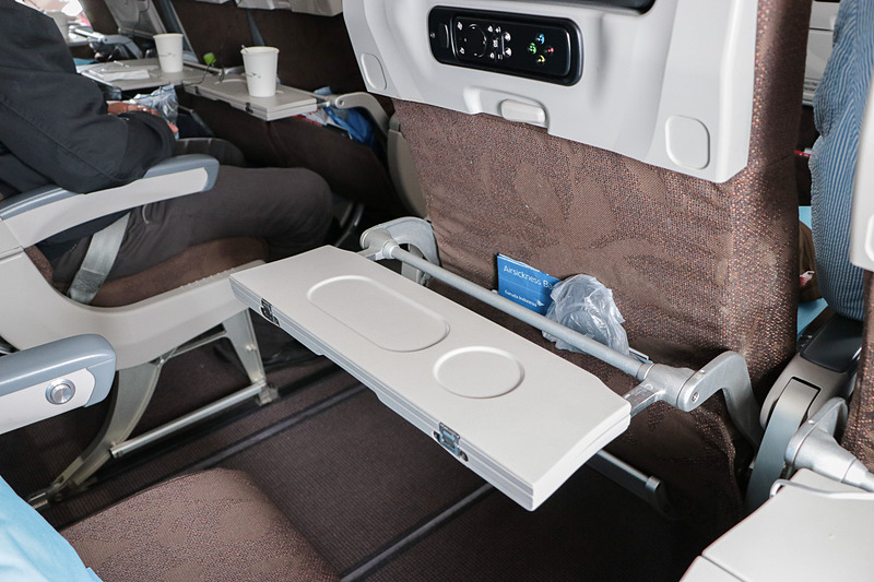 シートテーブルは二つ折りなので飲み物だけのとき、食事のときと用途に合わせて調整できる