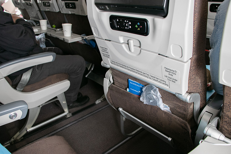 シートテーブルは二つ折りなので飲み物だけのとき、食事のときと用途に合わせて調整できる