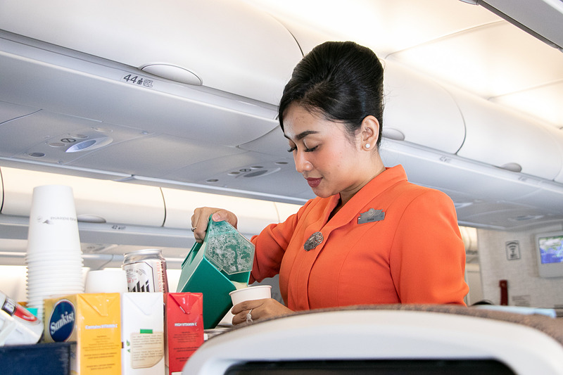 エコノミークラスで提供された機内食。鶏肉がインドネシア料理の味付けで、これから訪れる土地への期待が高まる。メニューに野菜が多いのもうれしい配慮だ