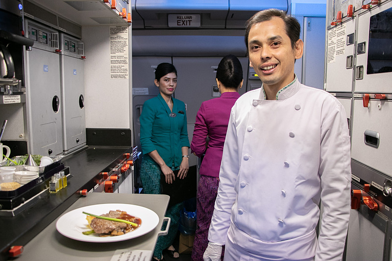 ちなみにファーストクラス/ビジネスクラスでは、専任シェフが機内で調理・盛り付けを行なう「シェフ・オン・ボード」を採用している。ファーストクラス/ビジネスクラスの乗客は和食/洋食/インドネシア料理から選んで本格的なコース料理を楽しむことができる
