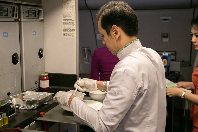 ちなみにファーストクラス/ビジネスクラスでは、専任シェフが機内で調理・盛り付けを行なう「シェフ・オン・ボード」を採用している。ファーストクラス/ビジネスクラスの乗客は和食/洋食/インドネシア料理から選んで本格的なコース料理を楽しむことができる