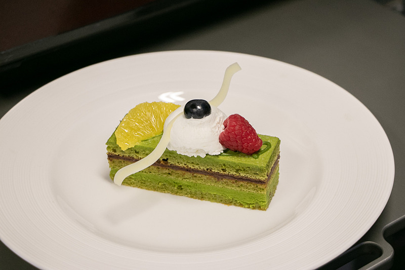 ファーストクラス/ビジネスクラスではコース料理以外に好きなときにオーダーできる軽食も用意している。天ぷらうどんなどは日本人にはとてもうれしいメニューだ