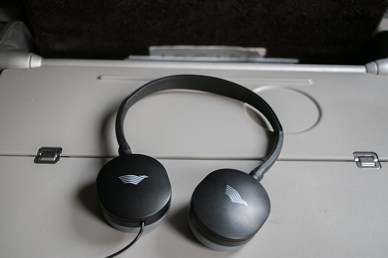 ガルーダ・インドネシア航空のロゴ入りヘッドフォン