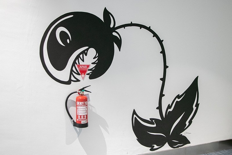 空港内の消火器に施されたイラスト