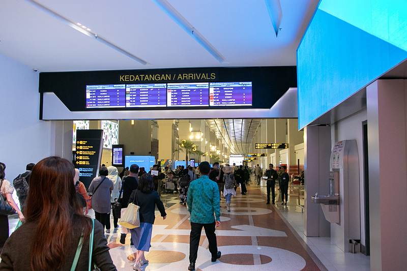 ジャカルタでデンパサール（バリ島）行きの国内線へ乗り換え。案内板には日本語の表示もあって心強い