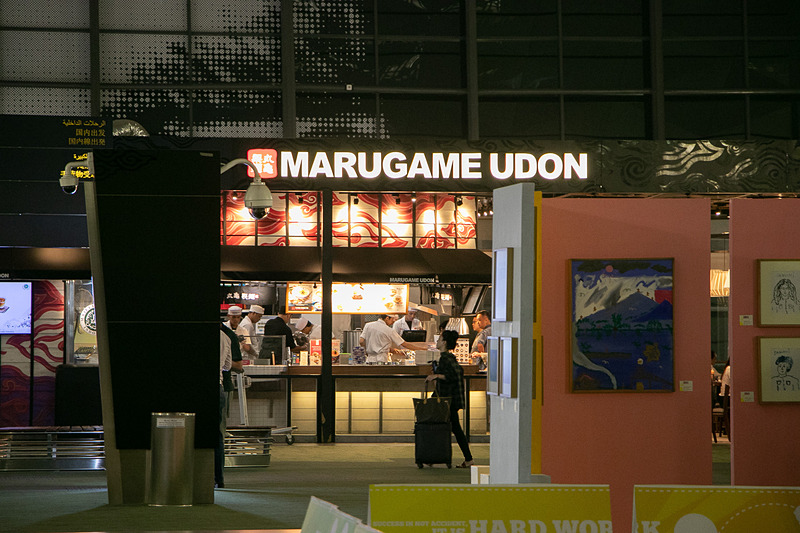 空港内には日本人にもなじみ深い店舗が多い