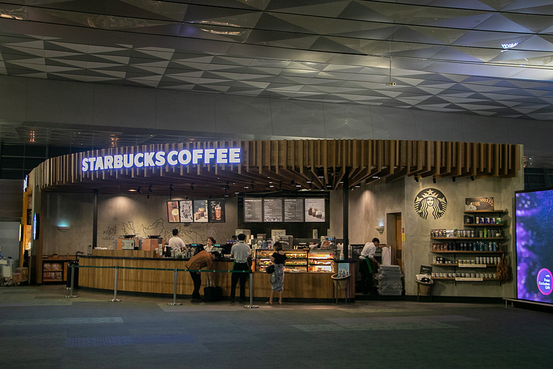空港内には日本人にもなじみ深い店舗が多い