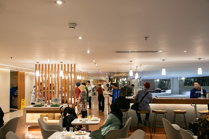 ビジネスクラスラウンジはとても広々。電源コンセントも完備