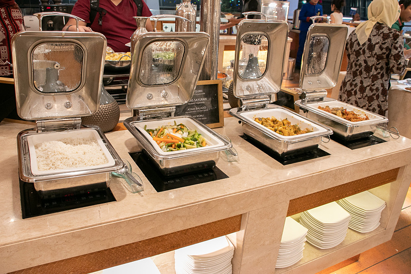 インドネシア料理は種類が豊富で、これだけでもかなりテンションアップする。果物や生野菜があるのもうれしい