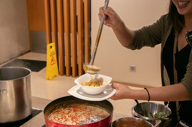 インドネシア料理は種類が豊富で、これだけでもかなりテンションアップする。果物や生野菜があるのもうれしい