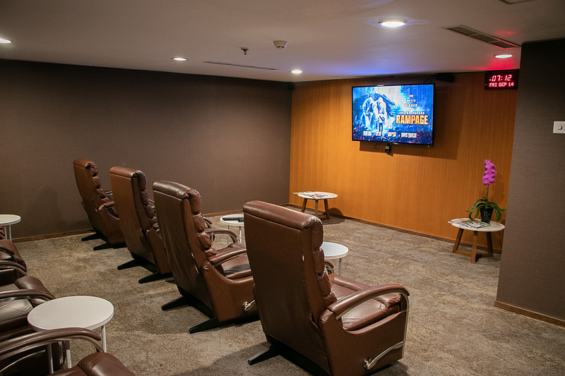 シアタースペース、ビジネスセンター、フットマッサージ機なども完備