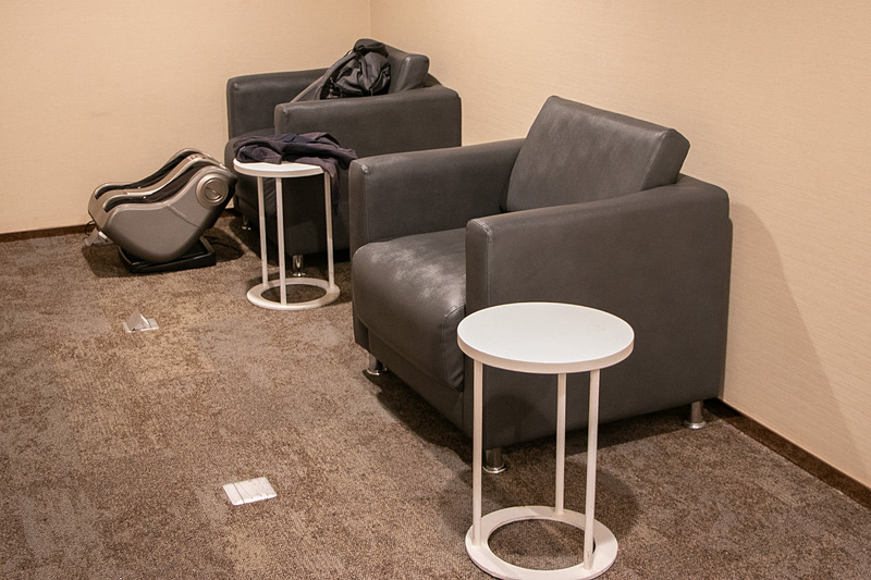 シアタースペース、ビジネスセンター、フットマッサージ機なども完備