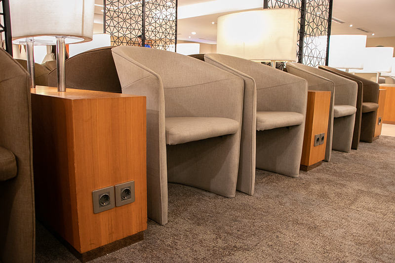 ビジネスクラスラウンジはとても広々。電源コンセントも完備