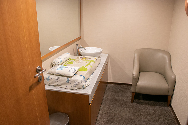 おむつ替えや子供が遊べるスペースのあるキッズルーム