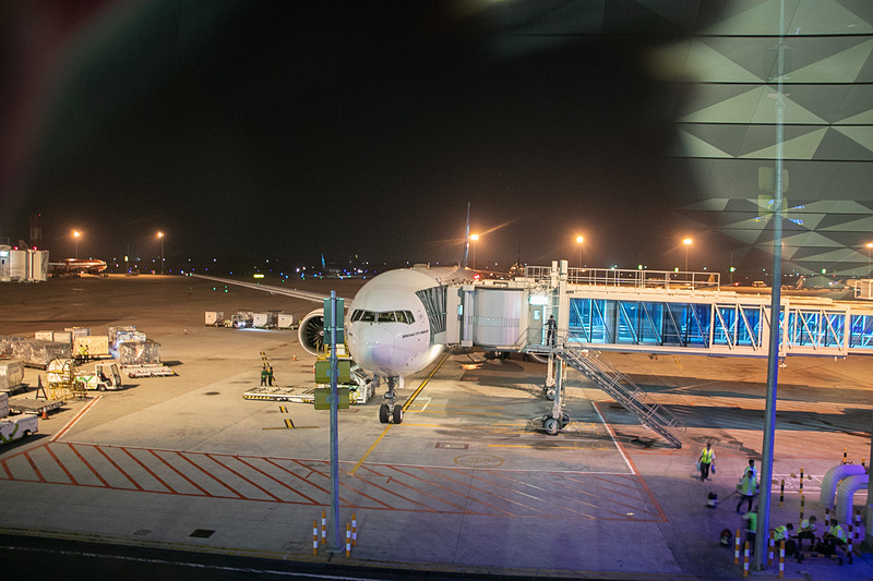 20時20分発のGA412便（ボーイング 777-300ER型機）で出発