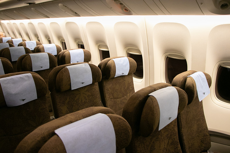 ボーイング 777-300ER型機の機内。約2時間のフライトだが、夜便ということで夕食も提供される