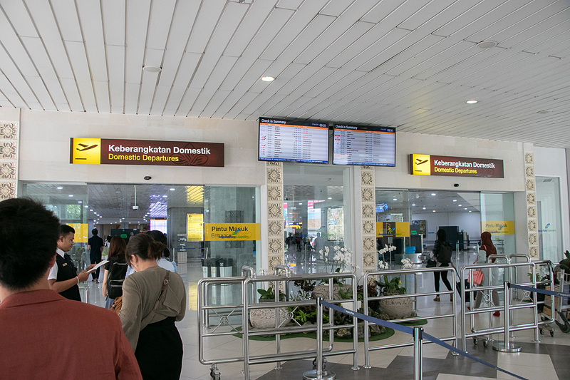 朝のデンパサール・ングラライ国際空港 国内線ターミナル