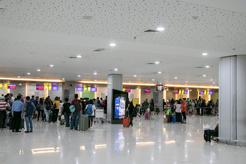 朝のデンパサール・ングラライ国際空港 国内線ターミナル