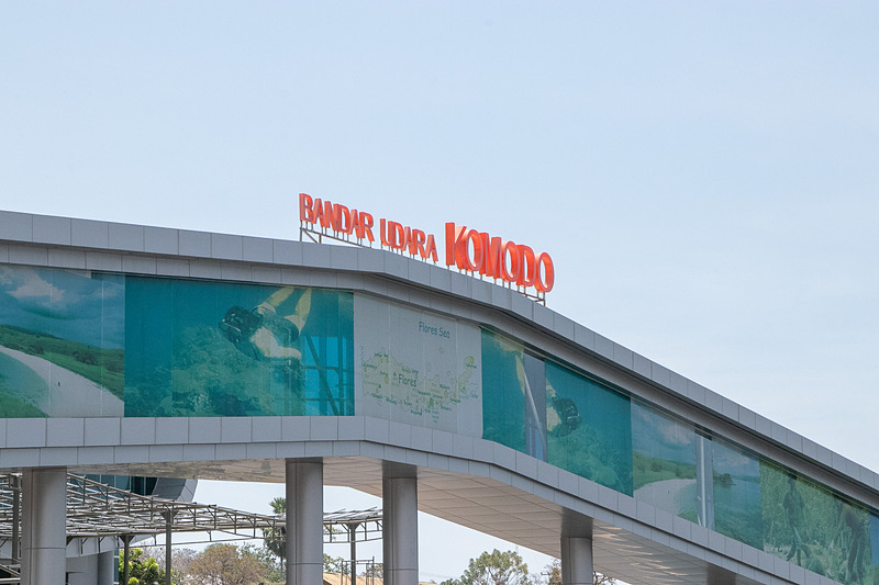 とてものどかなラブハン・バジョー空港。乗客は歩いて移動するが、コンパクトな空港なのですぐに出口へたどり着く