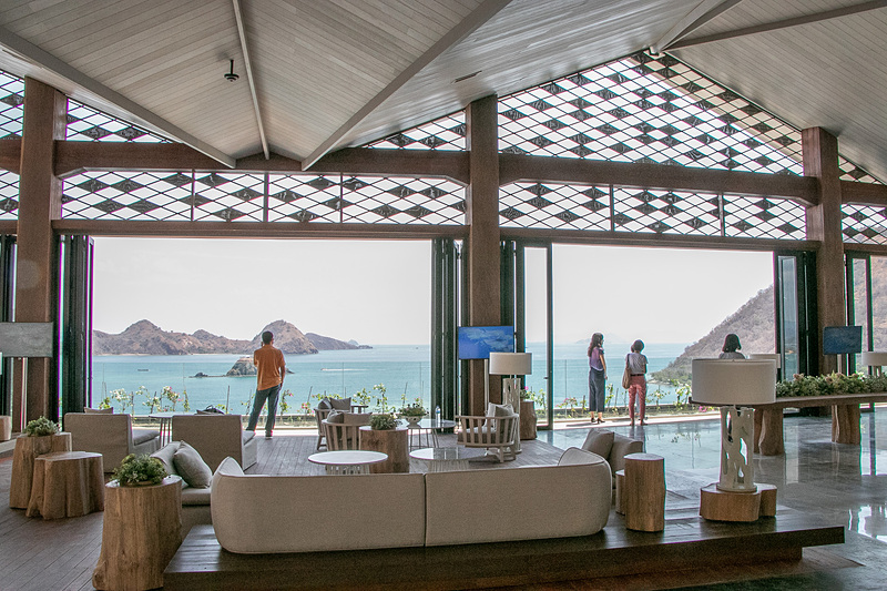 海に向かう窓は開け放たれて、南国の光と気持ちのよい風が入ってくる