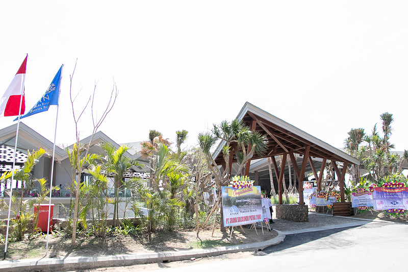 「アヤナ コモド リゾート ワエチチュ ビーチ」のロビーは建物の最上階・11階にあり、山道を進んできたクルマはこの11階に乗り付ける形となる。取材日は開業日だったため、入口もお祝いムード