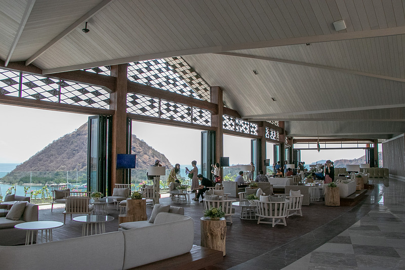 海に向かう窓は開け放たれて、南国の光と気持ちのよい風が入ってくる