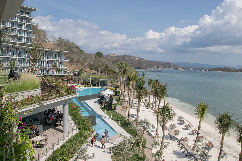 1階まで降りると、レストランやプールなどがあり、そのまま砂浜や桟橋へとアクセスできる。フィットネスルームまでオーシャンビューだ