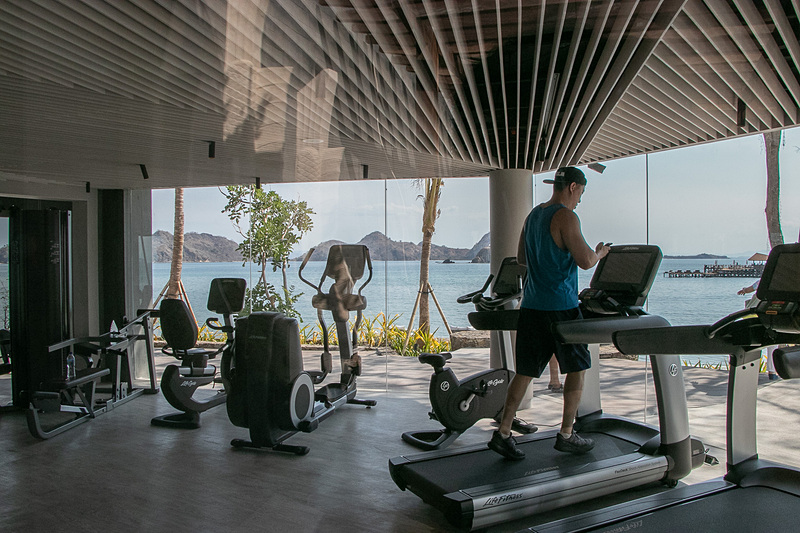 1階まで降りると、レストランやプールなどがあり、そのまま砂浜や桟橋へとアクセスできる。フィットネスルームまでオーシャンビューだ