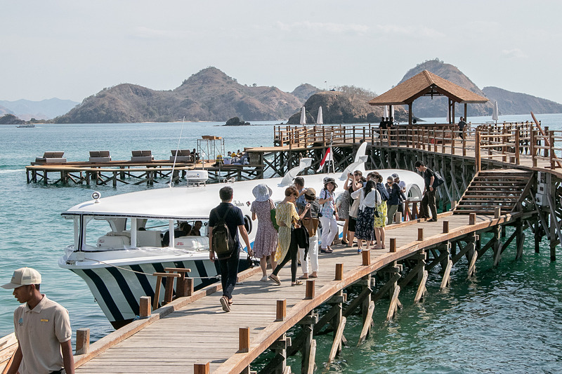 桟橋から底面がガラス張りで海の中を見られる「アヤナ ラコ タカ号」に乗り、サンゴや魚を見ながらの遊覧を楽しんだ