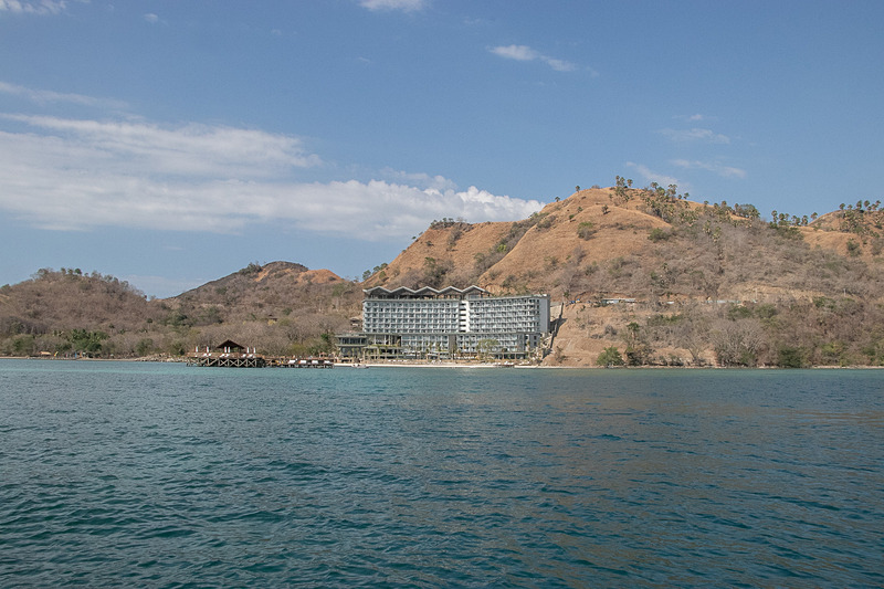 桟橋から底面がガラス張りで海の中を見られる「アヤナ ラコ タカ号」に乗り、サンゴや魚を見ながらの遊覧を楽しんだ