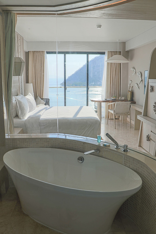 バスルームからも絶景（もちろんバスルームにもカーテンが備え付けてある）