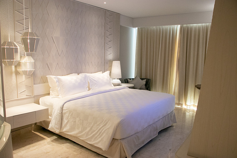 白を基調とした涼しげなデザインに、ウッディなデスクやオブジェがアクセントになっている。枕元にはコンセントのほかに充電用のUSBポートも備えている