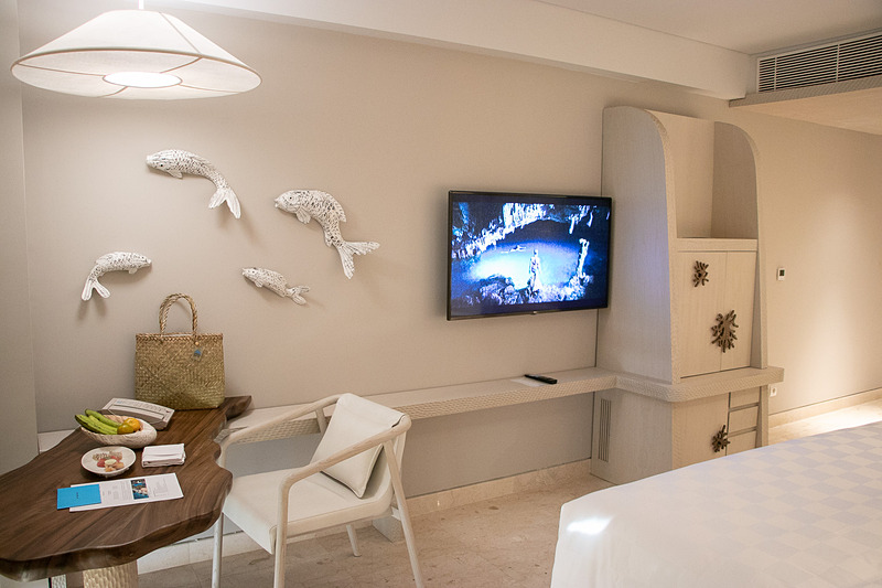 白を基調とした涼しげなデザインに、ウッディなデスクやオブジェがアクセントになっている。枕元にはコンセントのほかに充電用のUSBポートも備えている