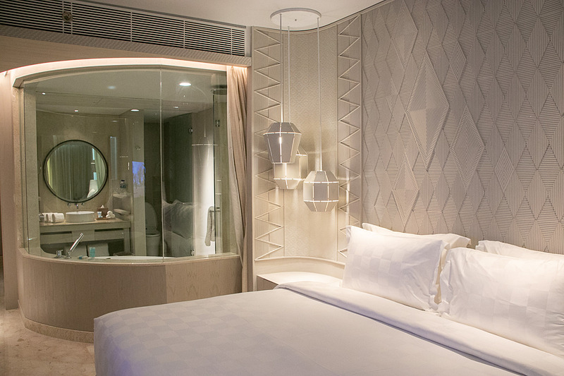 白を基調とした涼しげなデザインに、ウッディなデスクやオブジェがアクセントになっている。枕元にはコンセントのほかに充電用のUSBポートも備えている