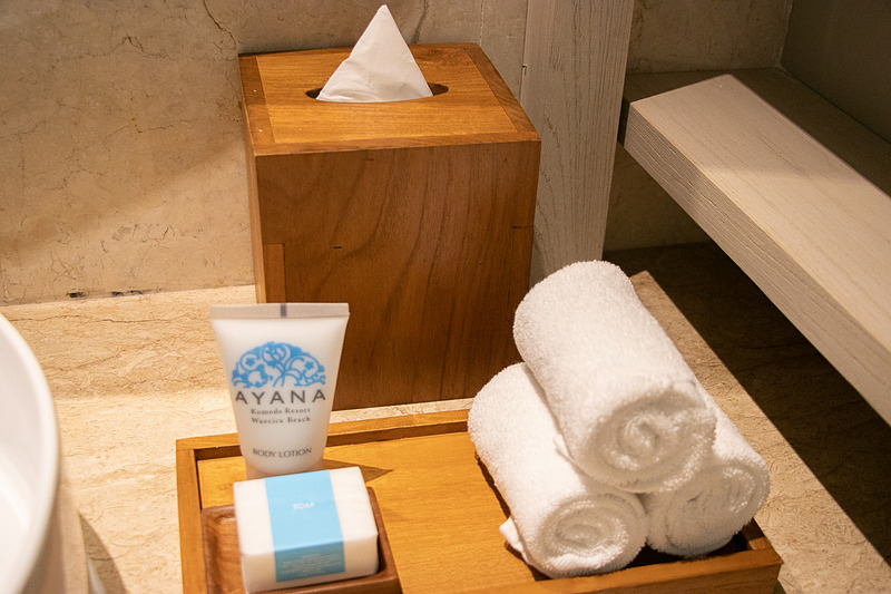 バスアメニティ（シャンプー、コンディショナー、ボディソープ、ボディローション、石鹸、歯ブラシ、歯磨き粉、マウスウォッシュ、クシ、ヒゲソリ）などアメニティも豊富に揃っている。洗面台にも歯磨きやうがいに使える水を用意している配慮がうれしい