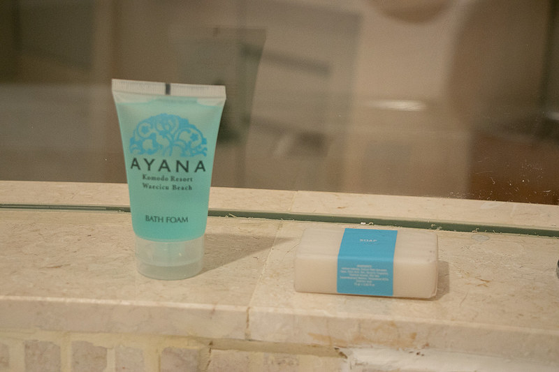 バスアメニティ（シャンプー、コンディショナー、ボディソープ、ボディローション、石鹸、歯ブラシ、歯磨き粉、マウスウォッシュ、クシ、ヒゲソリ）などアメニティも豊富に揃っている。洗面台にも歯磨きやうがいに使える水を用意している配慮がうれしい