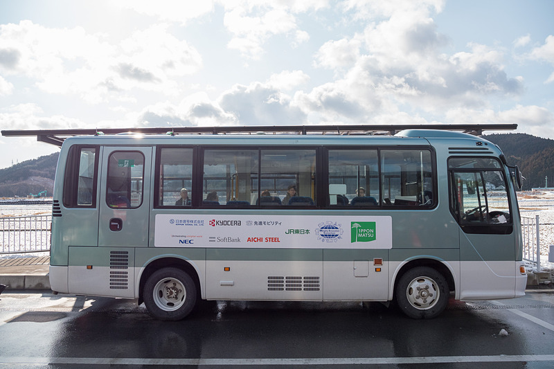 日野リエッセをベースに自動運転制御システムを組み込んだ先進モビリティの自動運転バス