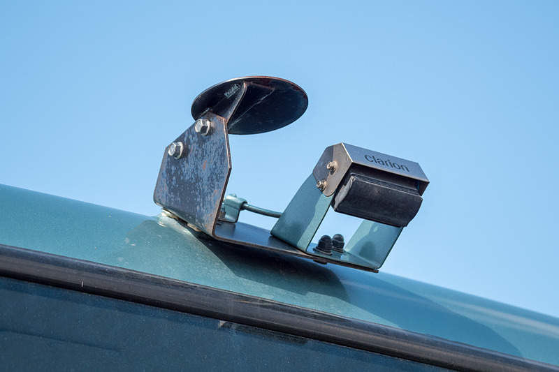 車両周囲にLiDARやミリ波レーダー、GPSアンテナなどを装備しているのが見える