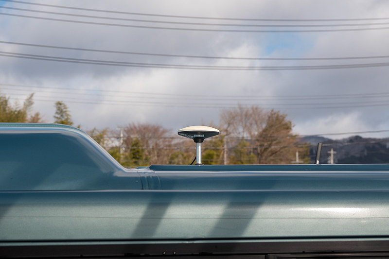 車両周囲にLiDARやミリ波レーダー、GPSアンテナなどを装備しているのが見える
