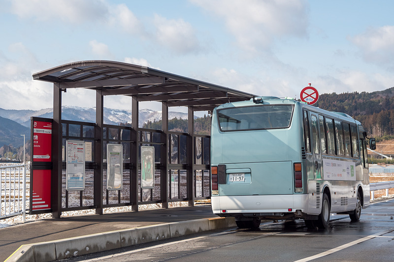 実証実験が行なわれている大船渡線BRTの竹駒駅周辺。専用道の入り口には踏切も設置されている